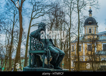 Puschkin-Denkmal mit einer Kirche in Tsarskoye Selo, Puschkin, Sankt Petersburg Stockfoto