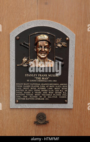 Gedenktafel für linker Feldspieler Stan Musial in die Hall Of Fame Gallery, National Baseball Hall Of Fame & Museum, Cooperstown, New York, USA. Stockfoto