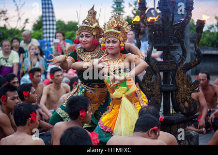 Bali, Indonesien - 3. März 2013: Kecak-Tanz ist ein traditionelles Ritual von Bali, Indonesia.This Tanz in Uluwatu Temple.Blurred ersch angezeigt wird Stockfoto