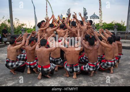 Bali, Indonesien - 3. März 2013: Kecak-Tanz ist ein traditionelles Ritual von Bali, Indonesia.This Tanz in Uluwatu Temple.Blurred ersch angezeigt wird Stockfoto