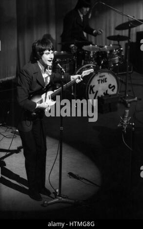 Ray Davies, Sänger der britischen Rockband The Kinks, auf der Bühne der Olympia-Halle in Paris im Jahre 1964. Stockfoto