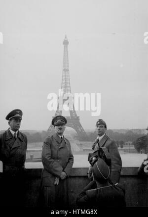 Adolf Hitler in Paris, Frankreich, Juni 1940 den Eiffelturm im Hintergrund. Paris wurde am 13. Juni 1940 von deutschen Truppen besetzt. Stockfoto