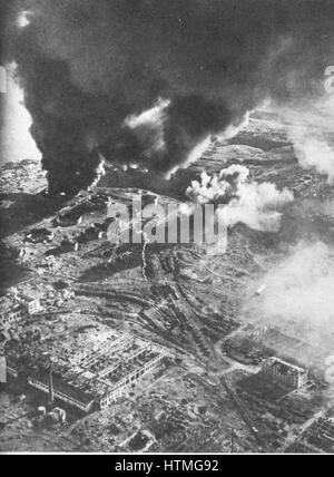 Schlacht von Stalingrad - Luftbild von Kraftstoff speichert in Brand. Die Schlacht um Stalingrad zwischen Deutschland und der Sowjetunion dauerte vom 17. Juli 1942 bis 2. Februar 1943. Die mosty brutal und blutigsten Kämpfe des zweiten Weltkriegs, behauptete es fast 2 Mühle Stockfoto