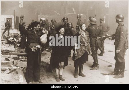 Deutsche Nazi-SS-Truppen bewachen Mitglieder des jüdischen Widerstands erfasst bei der Niederschlagung des Aufstands im Jahr 1943 im Warschauer Ghetto. Etwa 13.000 Juden starben während des Aufstands. Die meisten der restlichen 50.000 Bewohner des Ghettos wurden gefangen genommen und geschickt Stockfoto