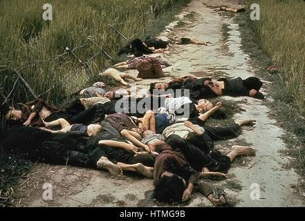 Das Massaker von My Lai, den Massenmord an 347, 504 unbewaffneten Bürgern der Republik Vietnam (Südvietnam), fast ausschließlich Zivilisten und die meisten von ihnen Frauen und Kinder, verübt durch Truppen der US-Armee am 16. März 1968. Organe der einige der Opfer liegen entlang einer Straße. Stockfoto