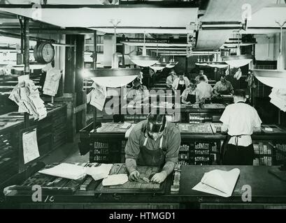 Setzern set Metall Schriftbilder in einer Zeitung Zusammensetzung Zimmer. Ca. 1945 Stockfoto