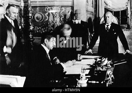 Benito Mussolini und französische Premierminister Pierre Laval unterzeichnen Französisch-Italienisch in Rom. 1935 Stockfoto