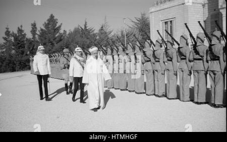 24. Jahrestag der arabischen Revolte unter König Hussein & Lawrence 1940. Der Emir Inspektion Guard of Honour. Stockfoto