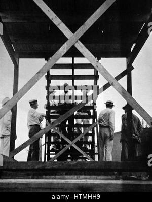 Ein öffentliches hängen in Kentucky, U.S.A. Ein zwanzig Jahre Alter schwarze Mann wegen Körperverletzung und Mord an einer alten Frau ist die Galgen Treppe hinauf führte. Stockfoto