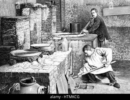 Eine Etappe bei der Abtrennung von Radium aus Pechblende mit Natriumcarbonat. Curiess Labor, Paris 1900. Gravur Stockfoto