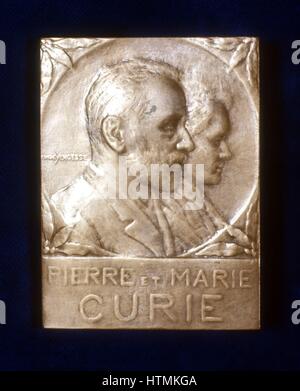 Marie (1867-1934) und Pierre (1859-1906) Curie. Aus einem Gedenk-Plakette. 1903 teilte die Curie den Nobelpreis für Physik mit Henri Becquerel für Arbeit über Radioaktivität Stockfoto