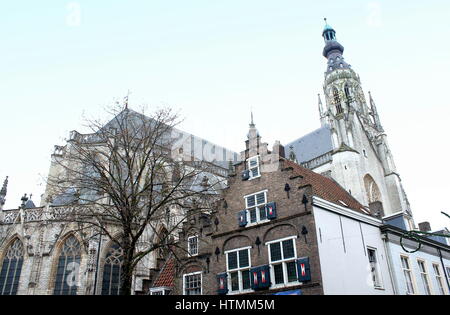 97m hoher Turm von der Liebfrauenkirche (Onze-Lieve-Vrouwekerk) in die Stadt Breda, Nord-Brabant, Niederlande Stockfoto