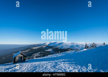 Kleine Holzhütte am Hang des Szrenica Berg in Szklarska Poreba, Riesengebirge, Polen Stockfoto