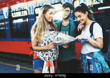 Gruppe von Touristen reisen mit dem Zug Stockfoto