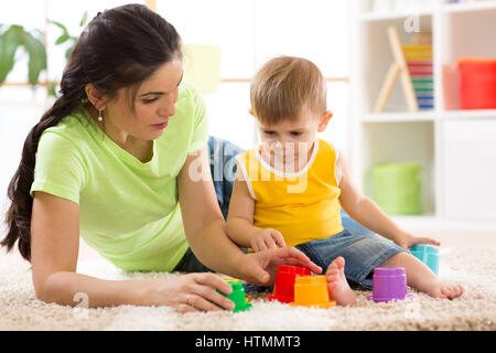 Kind und seine Mutter zusammen mit Spielzeug spielen Stockfoto