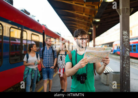 Gruppe von Touristen reisen mit dem Zug Stockfoto