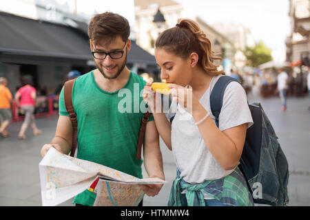 Junge Touristen Karte Sightseeing in der Stadt halten Stockfoto