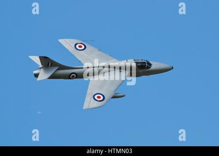 Hawker Hunter Düsenjäger XL577 zeigt auf dem Dunsfold Airshow in Surrey, England. Es wurde 1958 für die Royal Air Force gebaut. Stockfoto