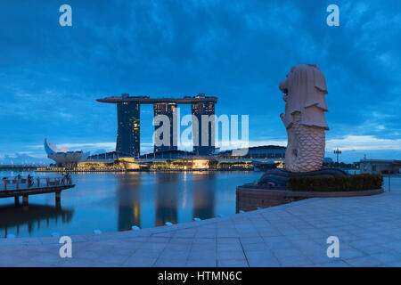 Merlion Statue und Marina Bay Sands Hotel, Marina Bay, Singapur Stockfoto