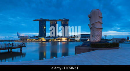 Merlion Statue und Marina Bay Sands Hotel, Marina Bay, Singapur Stockfoto