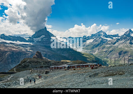 Nahende Gornergrat-Bahnhof oberhalb Zermatt Schweiz mit Matterhorn in der Ferne Stockfoto