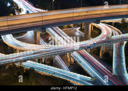 Auto Verkehr auf eine Überführung überfahrt-Straße in der Nacht in Chengdu City Stockfoto