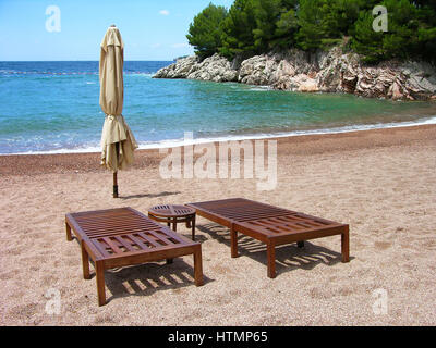 Zwei Stühle auf leeren Strand in Montenegro Stockfoto