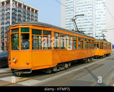 Alte orange Straßenbahnen in Mailand, Italien Stockfoto