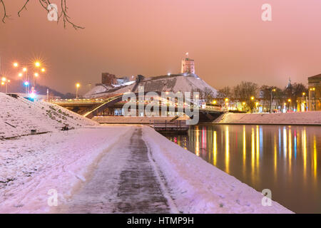 Nacht-Gediminas-Turm und König Mindaugas Brücke über Fluss Neris in der Stadt Vilnius, Litauen, Baltikum. Stockfoto