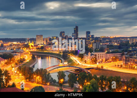 Aerial Panorama Stadtansicht mit Wolkenkratzern des neuen Zentrum von Vilnius Gediminas Turm abends bewölkt, Litauen, Baltikum. Stockfoto