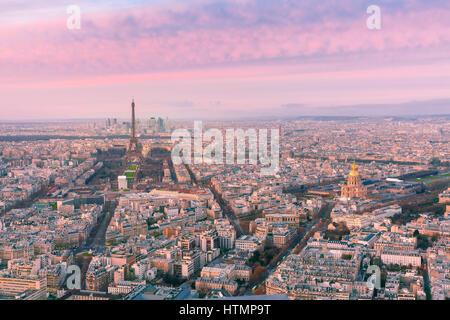 Panorama Luftaufnahme der Skyline von Paris mit Eiffelturm, Les Invalides und Geschäftsviertel der Defense bei Rosa Sonnenuntergang, wie gesehen von Montparnasse Tow Stockfoto