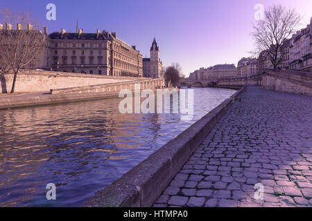 Ufer der Seine in der Nähe der Île De La Cité in der Wintermorgen, Paris, Frankreich Stockfoto