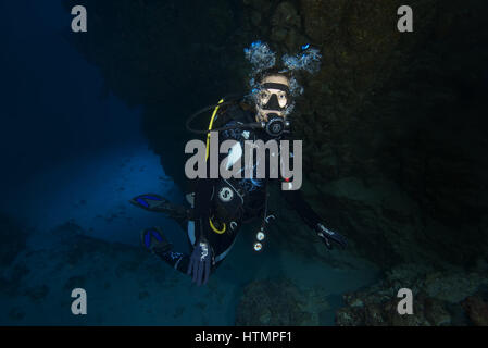 Weibliche Taucher schwimmen in den Canyon, Rotes Meer, Dahab, Sinai-Halbinsel, Ägypten Stockfoto