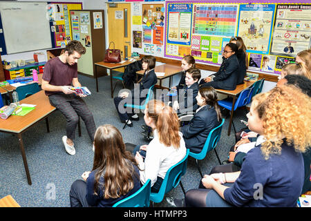 Sperrfrist bis 0001 Dienstag März 14 Nathan Sykes mit Jahr sieben Studenten der Kunsthochschule Barnwood Park, Gloucester. Stockfoto