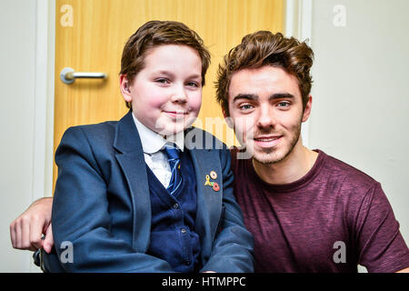 Sperrfrist bis 0001 Dienstag März 14, die Nathan Sykes für ein Bild mit Mimi Kenworthy, 12, s. Barnwood Park Arts College, Gloucester darstellt. Stockfoto