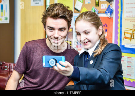 Sperrfrist bis 0001 Dienstag März 14 nimmt Nathan Sykes ein Selbstporträt mit Lucy Sturdy, ein Student im Jahr sieben am Barnwood Park Arts College in Gloucester. Stockfoto