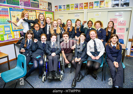 Sperrfrist bis 0001 Dienstag März 14 Nathan Sykes mit Jahr sieben Studenten der Kunsthochschule Barnwood Park, Gloucester. Stockfoto