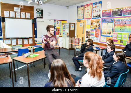 Sperrfrist bis 0001 Dienstag März 14 Nathan Sykes mit Jahr sieben Studenten der Kunsthochschule Barnwood Park, Gloucester. Stockfoto