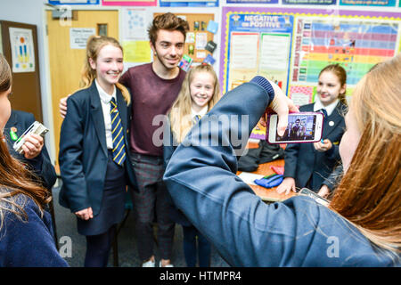 Sperrfrist bis 0001 Dienstag März 14 nimmt Nathan Sykes Selfies mit sieben Studienjahr am Barnwood Park Arts College in Gloucester. Stockfoto