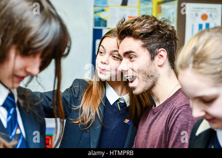 Sperrfrist bis 0001 Dienstag März 14 nimmt Nathan Sykes Selfies mit sieben Studienjahr am Barnwood Park Arts College in Gloucester. Stockfoto