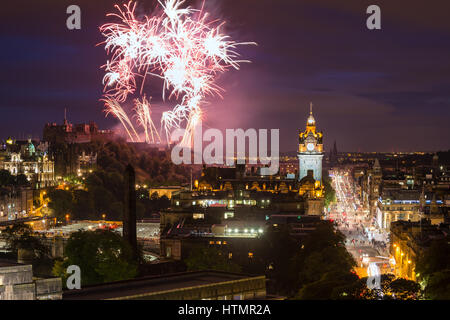 Edinburgh Stadtbild mit Feuerwerk über dem Schloss Balmoral Clock Tower Stockfoto