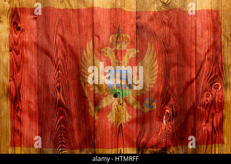 Nationalflagge von Montenegro auf hölzernen Hintergrund Stockfoto