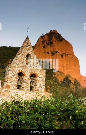 Kirchturm und Berg Stockfoto