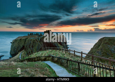 Morgendämmerung am Dunnottar Castle, Aberdeenshire, Schottland Stockfoto