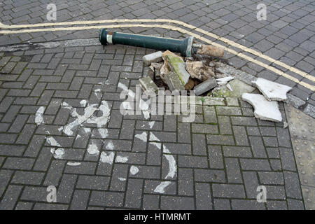 entwurzelte Poller auf einer Straße mit Zyklus Markierungen und doppelte gelbe Linien in Twickenham, Middlesex, england Stockfoto