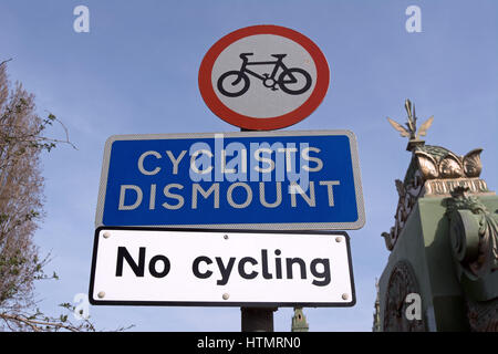 Radfahrer absteigen und kein Radfahren Zeichen auf die südliche Zufahrt nach Hammersmith Bridge, London, england Stockfoto