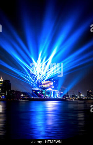 Licht-Show während der Eröffnung der Elbphilharmonie, HafenCity, Hamburg, Deutschland, Europa Stockfoto