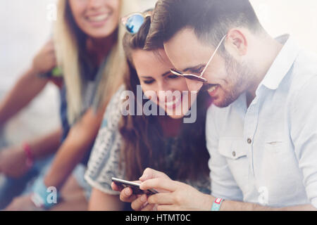 Glückliche Freunde und Party-People unter Selfies beim Sommerfest Stockfoto