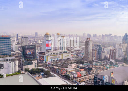 Bangkok, Thailand - 13. März 2017: Bangkoks Skyline mit Bürogebäude am Sonnenuntergang Bangkok, Thailand Stockfoto