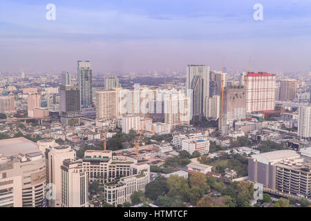 Bangkok, Thailand - 13. März 2017: Bangkoks Skyline mit Bürogebäude am Sonnenuntergang Bangkok, Thailand Stockfoto